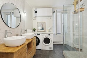 Ducha, secador de pelo, toallas, jabón