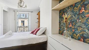 2 室のベッドルーム、デスク、アイロン / アイロン台、旅行用ベビーベッド