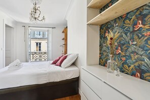 2 habitaciones, escritorio y tabla de planchar con plancha 