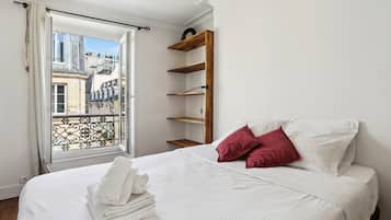 2 habitaciones, escritorio y tabla de planchar con plancha
