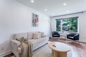 Smart TV, fireplace, video games, books - Luxurious. BBQ. Pool & Splash Park. 1hr to Niagara & TO. 20 mins Lion Safari. (Burlington)