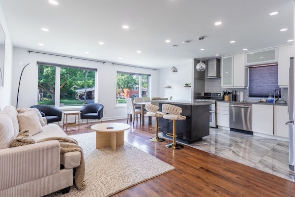 Een smart-tv, een open haard, videogames en boeken