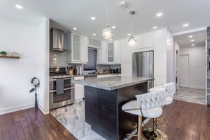 Fridge, microwave, oven, stovetop - Luxurious. BBQ. Pool & Splash Park. 1hr to Niagara & TO. 20 mins Lion Safari. (Burlington)