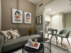 Apartamento Deluxe, balcón, vistas al lago | Zona de estar | Smart TV de 50 pulgadas con canales digitales