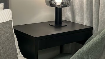豪華公寓, 陽台, 湖景 | 1 間臥室、高級寢具、羽絨被、記憶床墊
