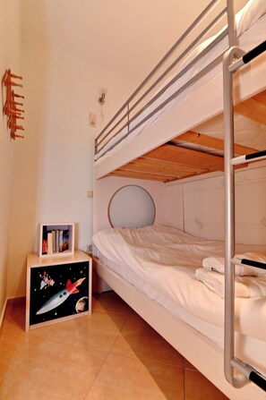 2 bedrooms, iron/ironing board, free WiFi