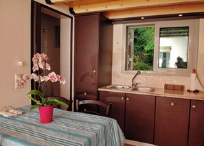 Full-sized fridge, oven, stovetop, cookware/dishes/utensils - Maisonette Afroditi with Sea View (Kalamata)