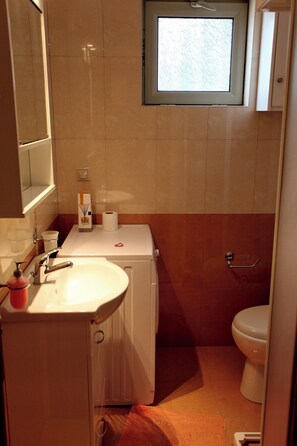 Bathroom - Maisonette Afroditi with Sea View (Kalamata)