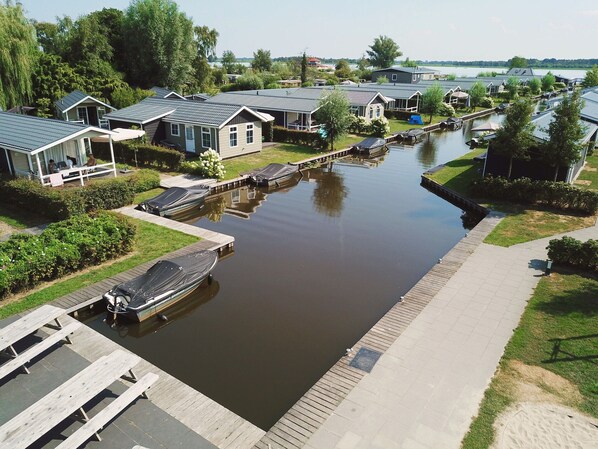 Ein Wohngebiet an einem Fluss mit Häusern, Anlegestellen und ruhigem Gewässer.