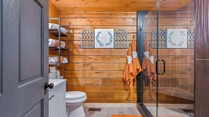 Regadera, amenidades de baño ecológicas, secadora de cabello, toallas 