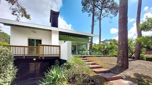 A modern two-story house with a balcony, a covered outdoor seating area, and a garden with steps leading to the entrance. - Gorgeous home in Lege-Cap-Ferret with WiFi (Lege-Cap-Ferret)