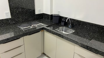 Refrigerador, microondas, parrilla de estufa y cafetera y tetera