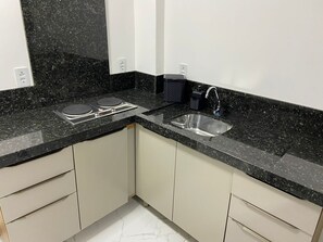 Een koelkast, een magnetron, een kookplaat