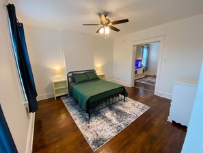 1 bedroom, WiFi, bed sheets - 1BR Apartment – Washer/Dryer, Fenced Backyard, Free Parking, Near Arch (St. Louis)