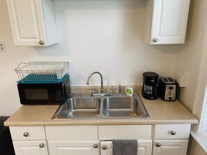 Fridge, microwave, oven, stovetop - 1BR Apartment – Washer/Dryer, Fenced Backyard, Free Parking, Near Arch (St. Louis)