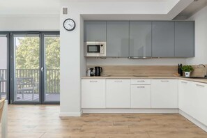 Fridge, microwave, stovetop, dishwasher