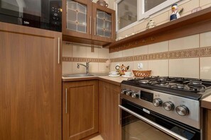 Kjøleskap, mikrobølgeovn, ovn og kokeplater