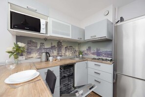 Frigorífico, microondas, placa de cocina y lavavajillas