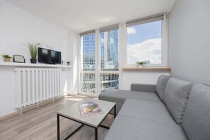 Una televisión, una oficina