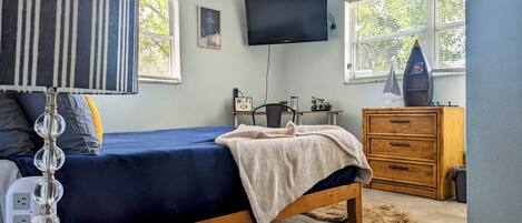 2 chambres, bureau, fer et planche à repasser, lit parapluie