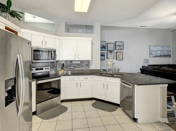 Fridge, microwave, oven, stovetop - Luxury Villa Near Disney - Private Pool & Gameroom (Davenport)