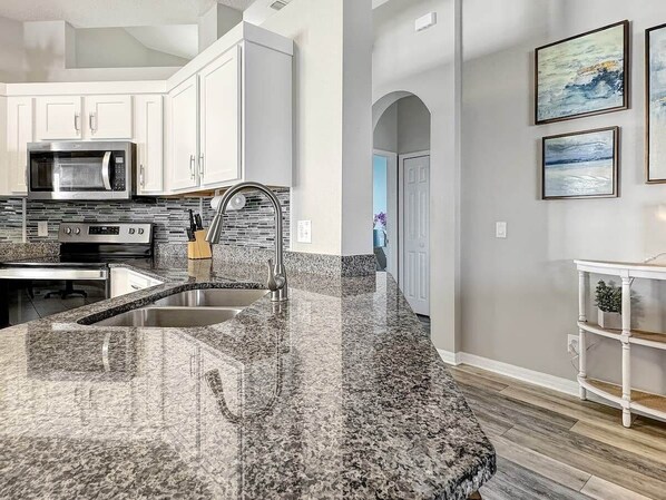 冷蔵庫、電子レンジ、オーブン、コンロ