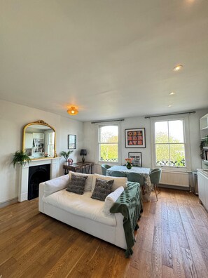 TV, offices - Beautiful 1BD Flat, Opposite Clapham Common! (London)