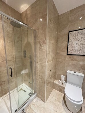 Shower, towels - Beautiful 1BD Flat, Opposite Clapham Common! (London)