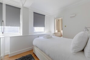 2 bedrooms, iron/ironing board, Internet, bed sheets - Central 2BD Flat, 10 Mins to Buckingham Palace! (London)