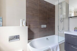 Shower, hair dryer - Central 2BD Flat, 10 Mins to Buckingham Palace! (London)