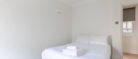2 habitaciones, tabla de planchar con plancha, internet y ropa de cama