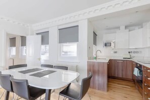 Fridge, microwave, oven, stovetop - Central 2BD Flat, 10 Mins to Buckingham Palace! (London)