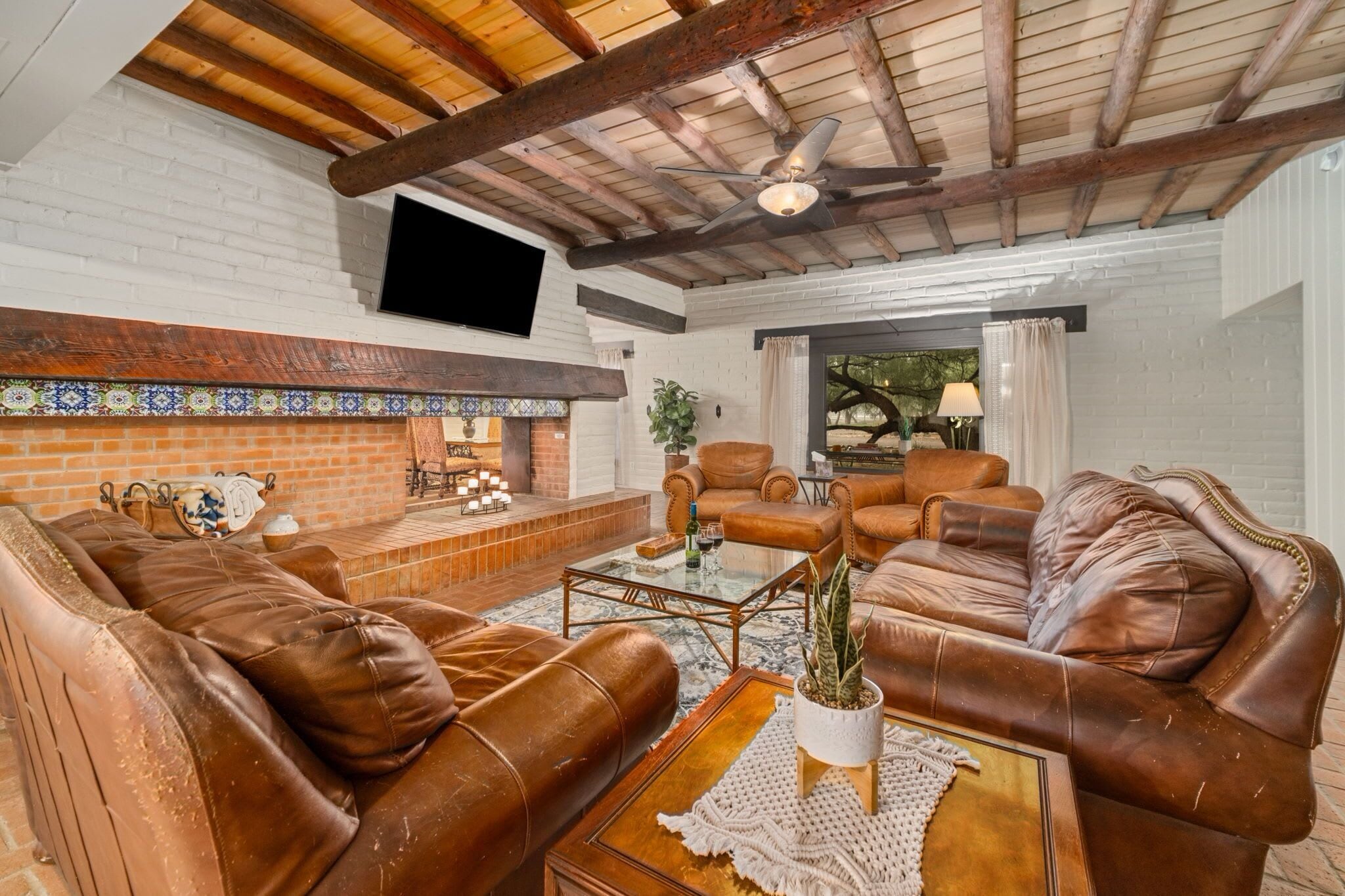 Télévision, cheminée, livres, espaces bureaux