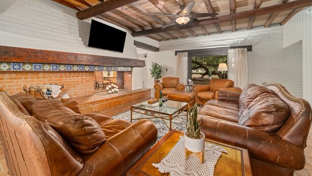 Una sala de estar acogedora con sofás de cuero, una mesita de centro y una chimenea.