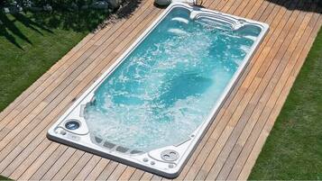 Een buitenzwembad en een verwarmd zwembad