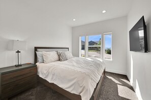 3 bedrooms, desk, iron/ironing board, WiFi