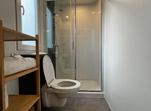 ハウス (MB Maris - Two Bedroom Mobile Home) | バスルーム | シャワー、タオル