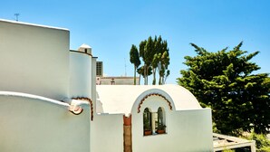 A white building with a curved roof and a small window with a view of the sky. - Casa Alessandra in Anacapri (Anacapri)