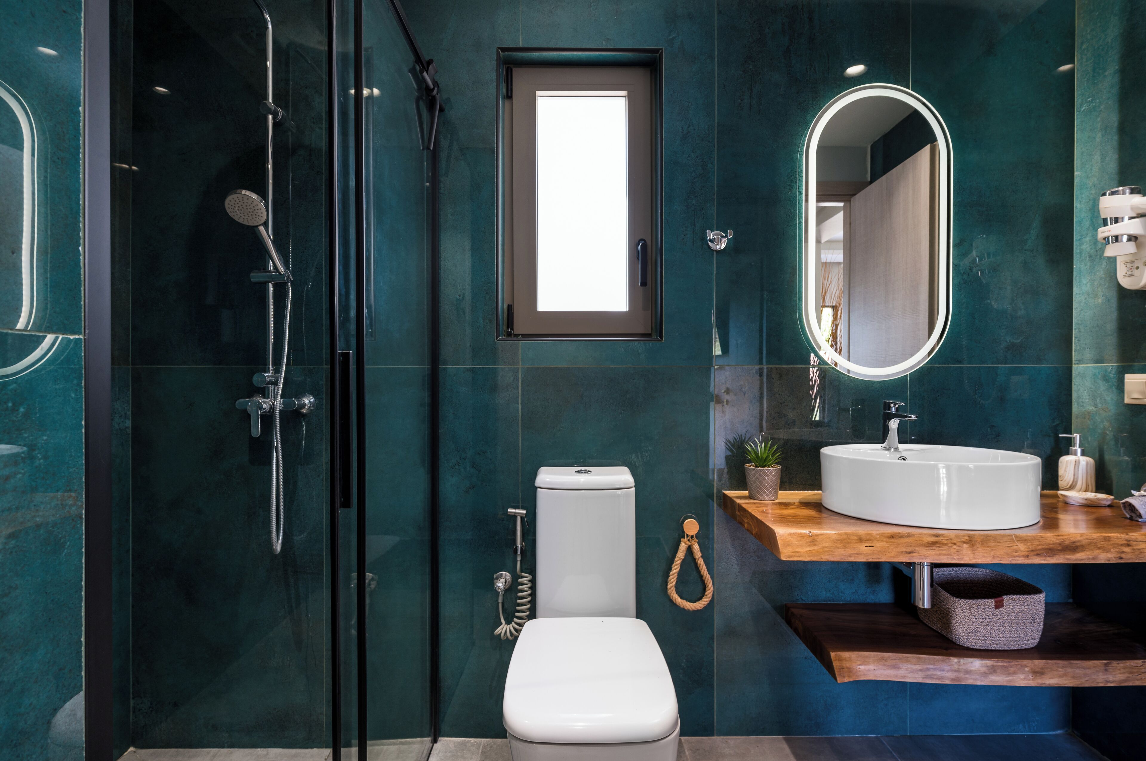Apartamento luxo, 1 quarto, vista para o jardim | Banheiro | Chuveiro, produtos de toalete grátis, secador de cabelo, chinelos