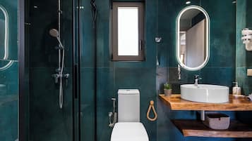 Apartamento luxo, 1 quarto, vista para o jardim | Banheiro | Chuveiro, produtos de toalete grátis, secador de cabelo, chinelos