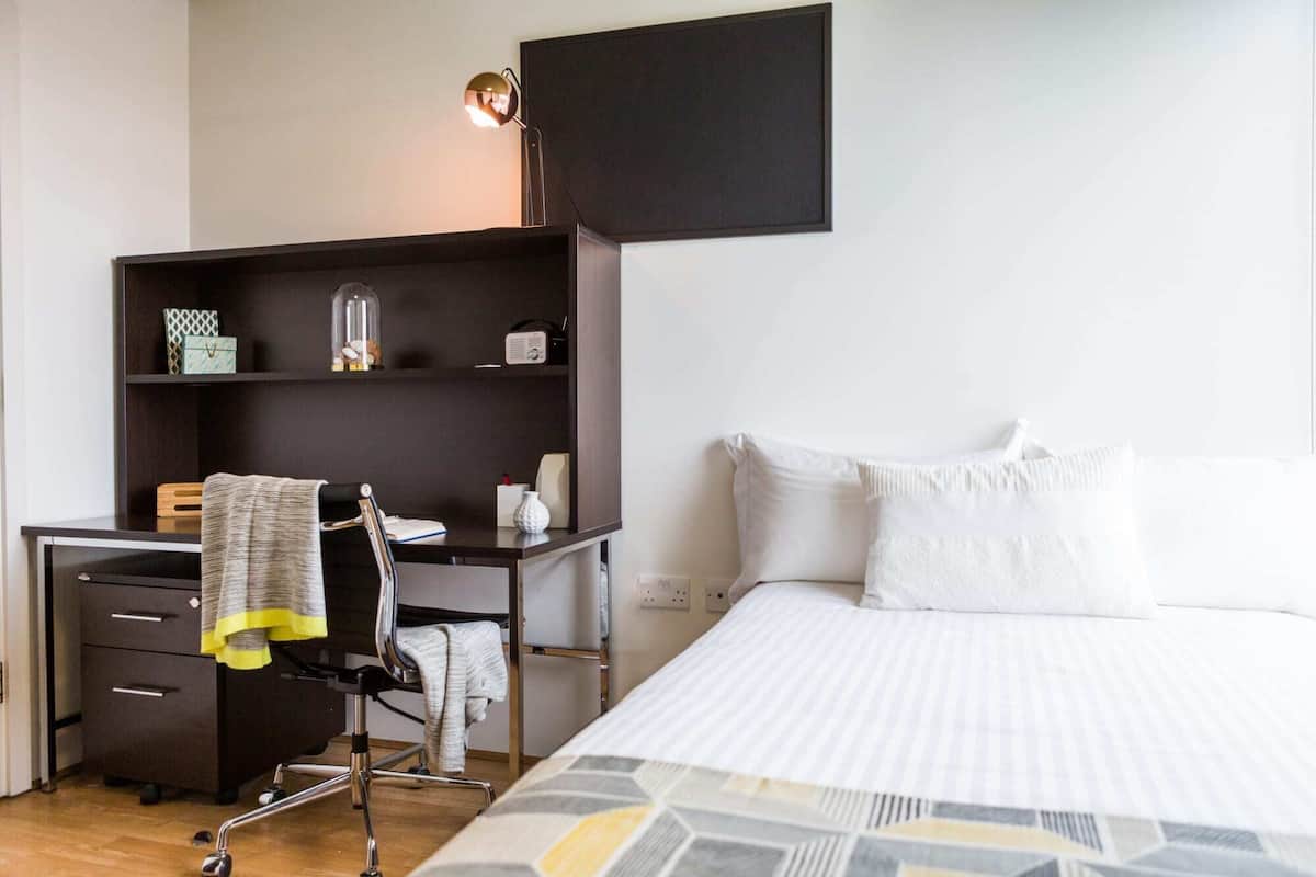 City Apartment, 2 Bedrooms, Non Smoking | Blackout drapes, iron/ironing board (on request), WiFi (free)