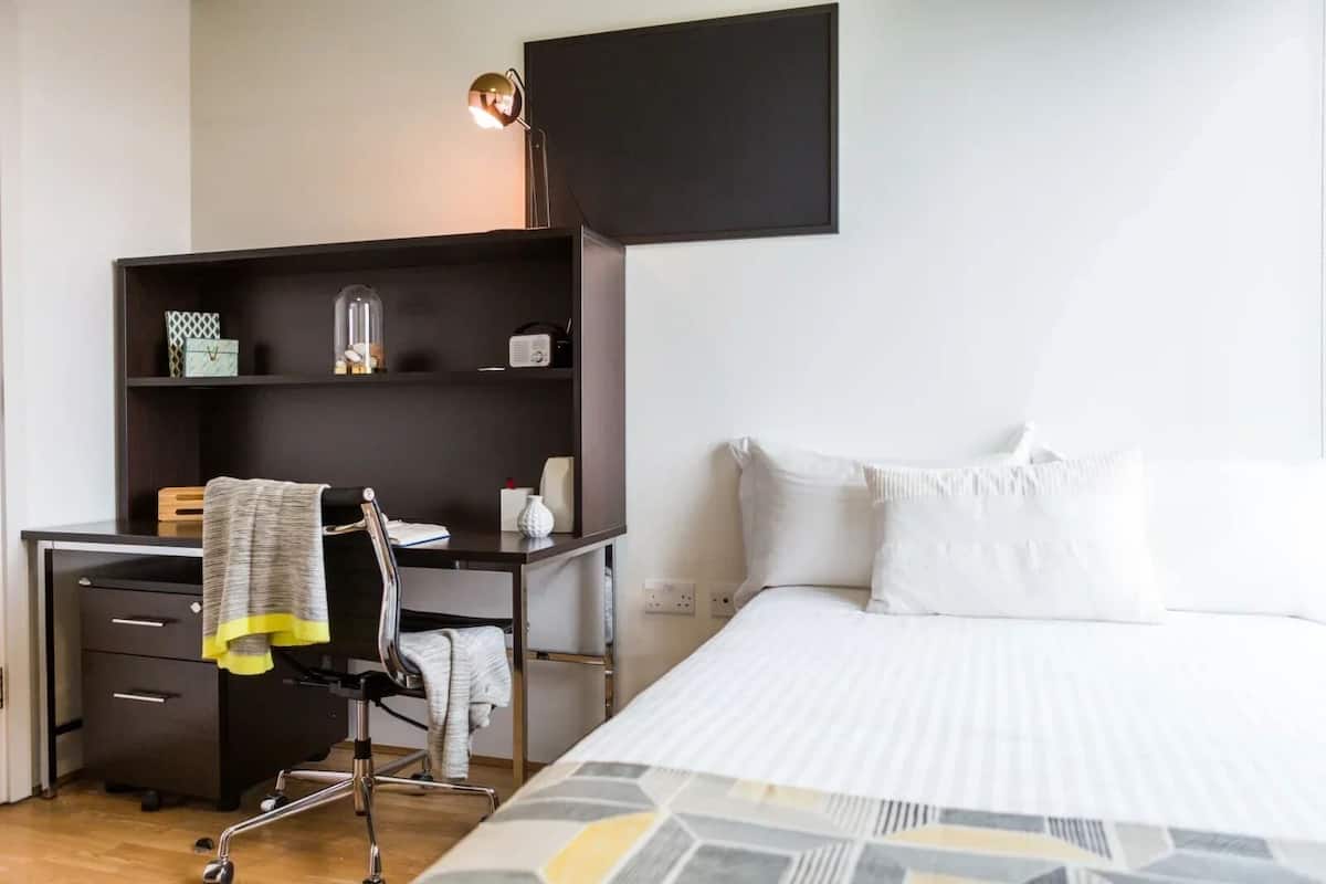 1 habitación, cortinas blackout y tabla de planchar con plancha