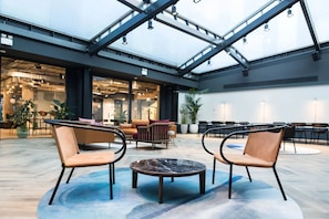 Lobby sitting area - Chapter Spitalfields - Campus Accommodation (London)
