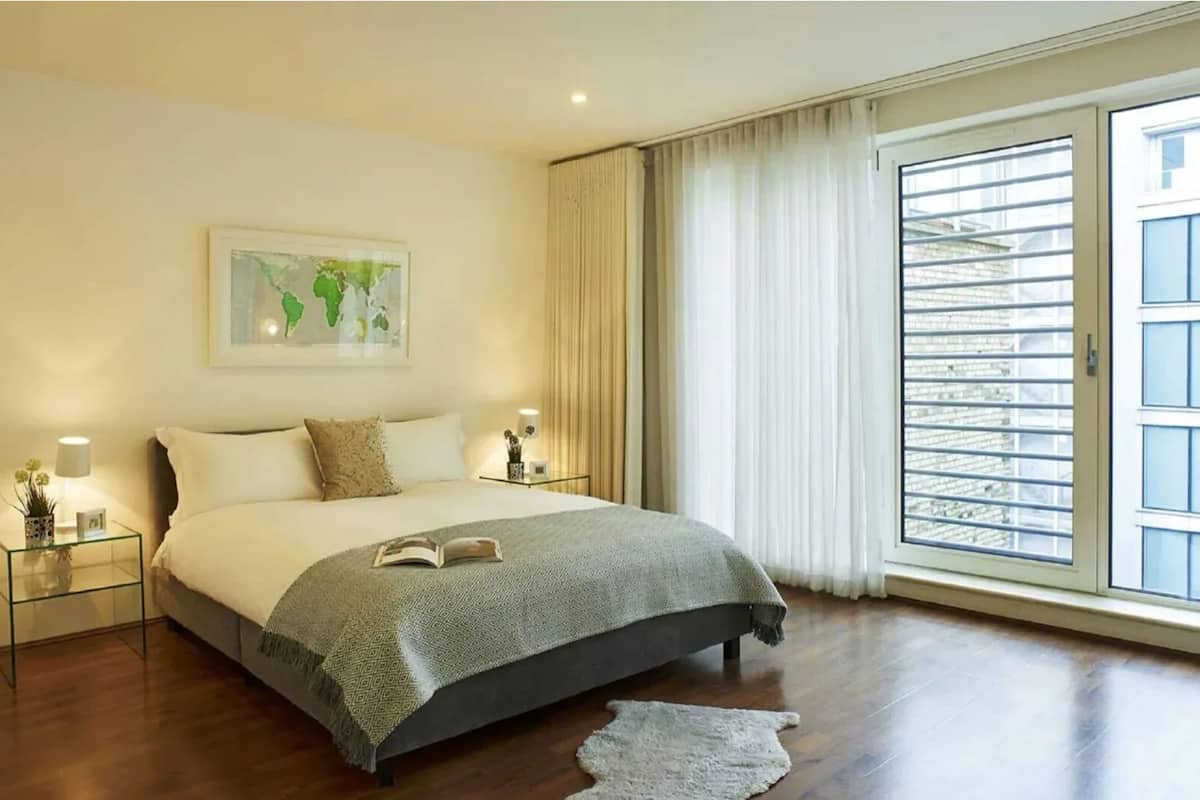 1 habitación, cortinas blackout y tabla de planchar con plancha