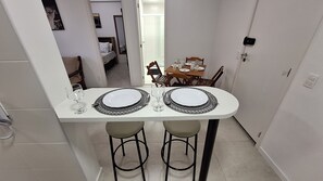Appartement, vue ville | Cuisine privée | Plaque de cuisson, batterie de cuisine, vaisselle et ustensiles