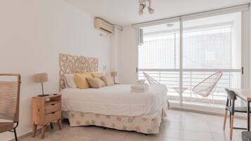 Căn hộ có thiết kế đặc sắc | 1 phòng ngủ, trang bị nội thất với thiết kế riêng biệt, bàn