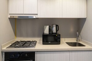 Deluxe Apartment, Balcony, Lake View | Dapur peribadi | Peti sejuk, ketuhar gelombang mikro, ketuhar, dapur