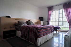 8 chambres, fer et planche à repasser, lit de bébé portatif