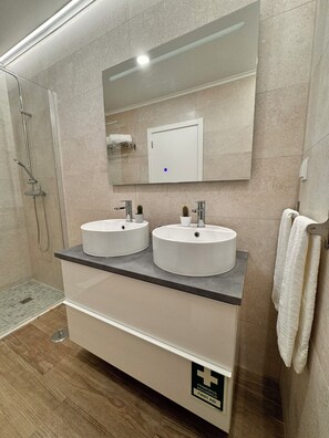 Shower, hair dryer, towels, soap - Casa da Naifa - Villa with pool | 2 bedrooms (Caldas da Rainha)