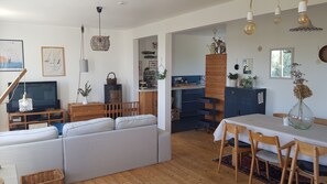 TV, books - House Cosyhome Lanildut (Lanildut)